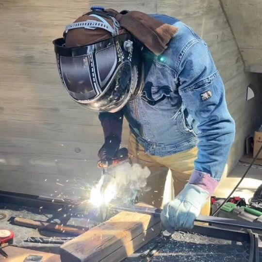 火花を散らす溶接作業