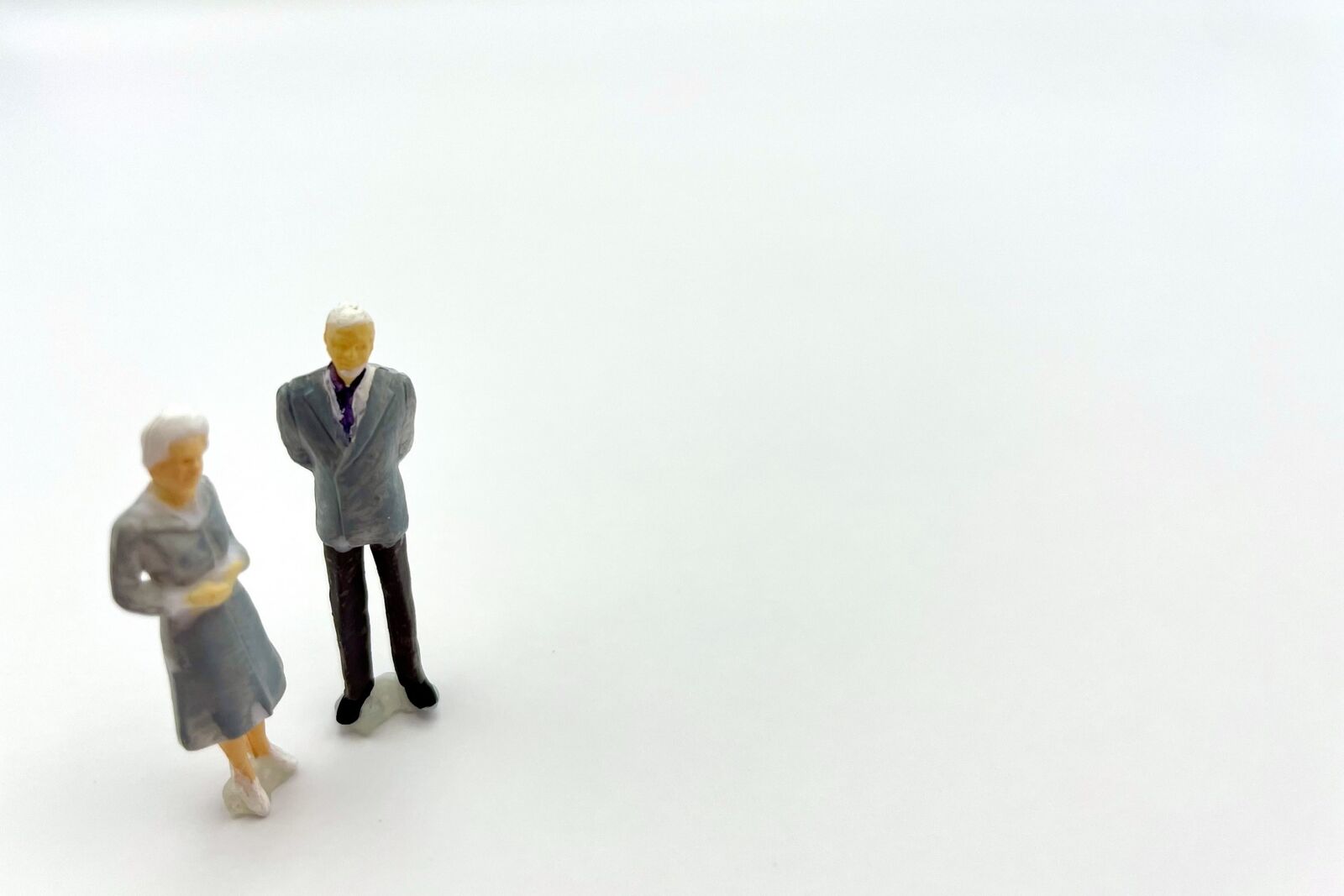 白背景に佇むミニチュアのご夫婦人形