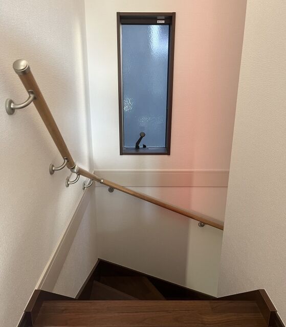 住宅でよく見られる既製の木製手すりの例
