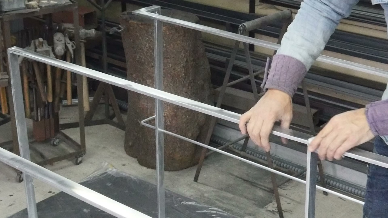 鉄の馬と作業台