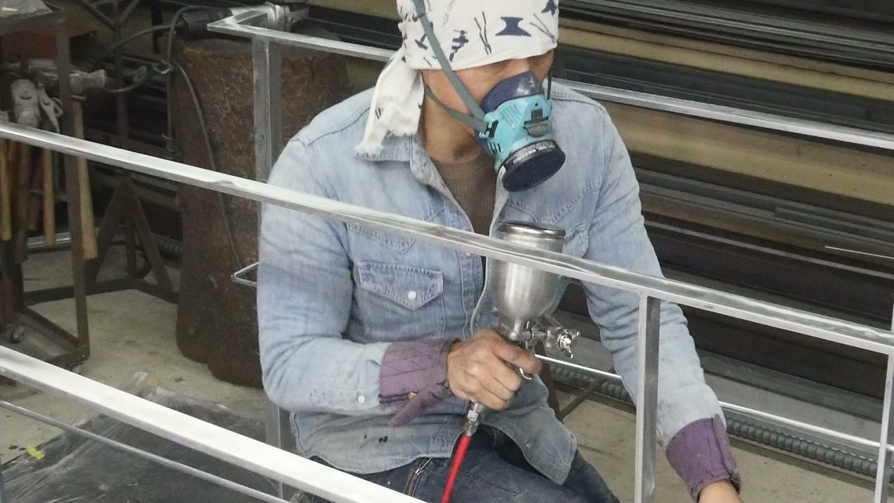 防塵マスクで密着剤を塗布